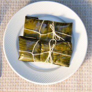 A plate of pasteles en hoja