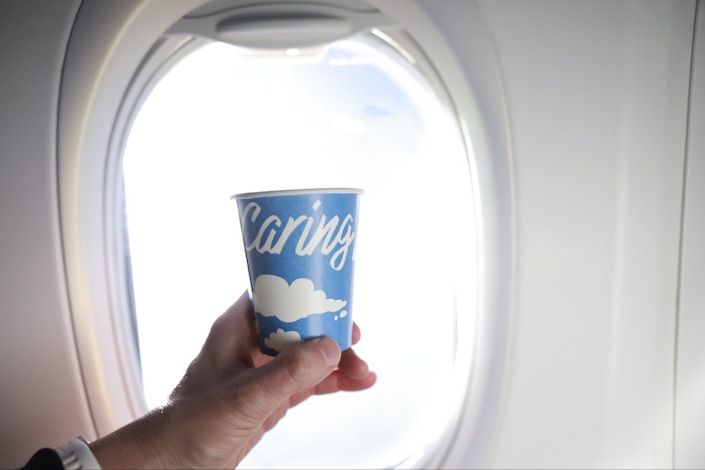 Alaska Airlines becomes first U.S. airline to eliminate plastic cups on board