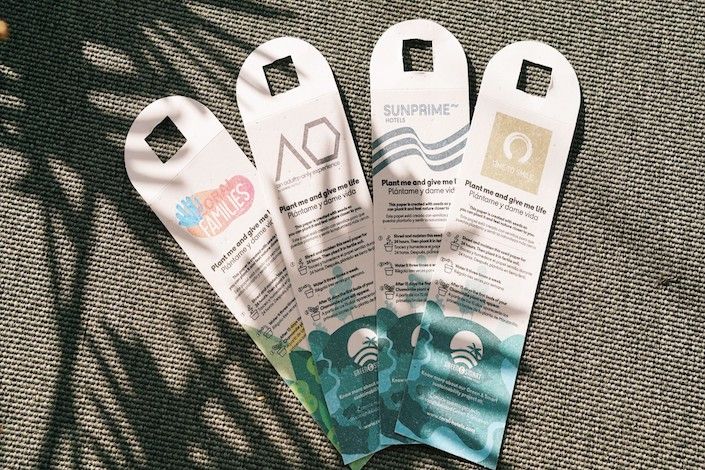 ¿Conoces las corbatas de botellas rellenables hechas de papel semilla de Coral Hotels? 