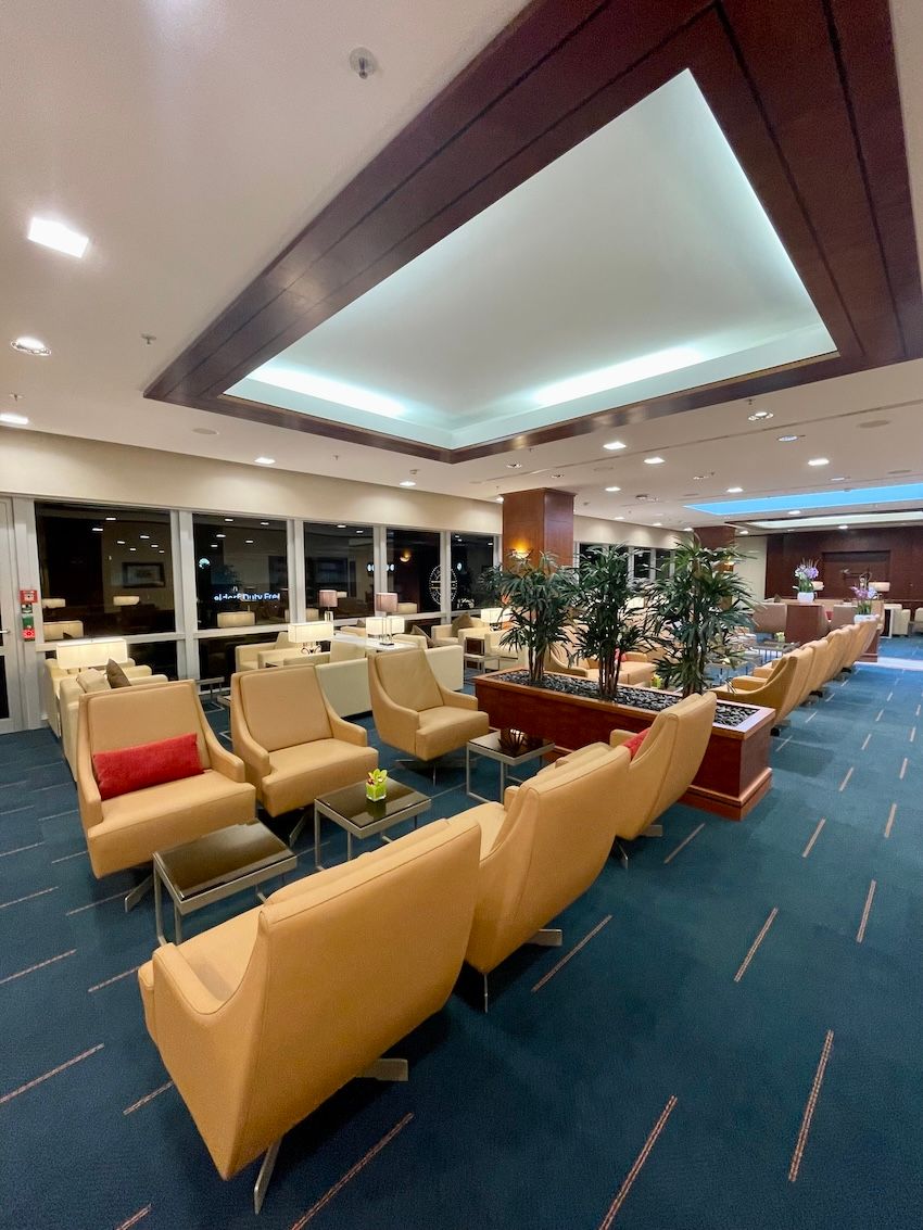Emirates-lounge-at-Dusseldorf-Airport-reopens-after-refurbishment-2.jpg