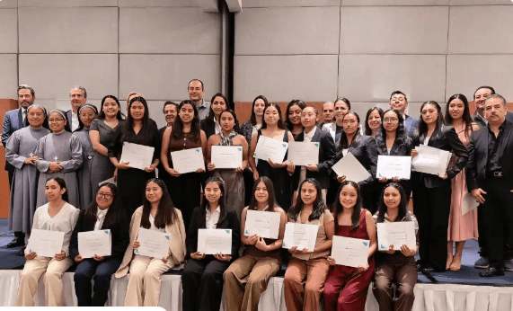 Posadas refuerza su compromiso social con la formación de 189 jóvenes en México