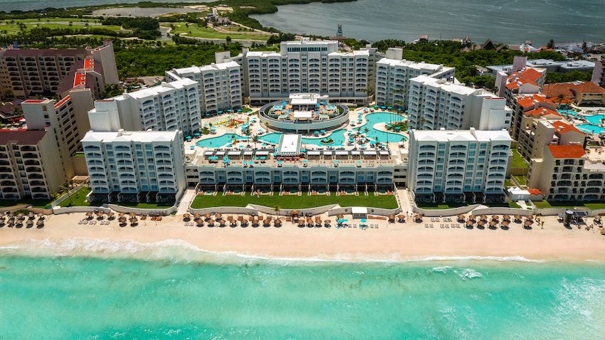 Hilton-celebrates-90th-hotel-in-Mexico-with-opening-of-Hilton-Cancun-Mar-Caribe-All‑Inclusive-Resort.-3.jpg
