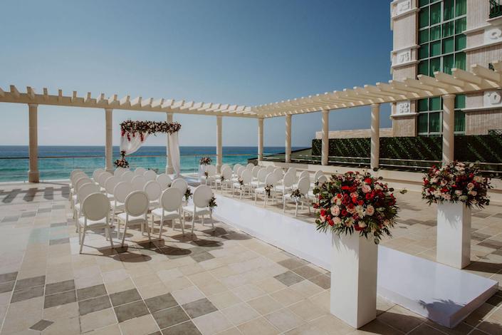 Sandos-Hotels-and-Resorts-in-Mexico-recognized-and-awarded-by-WeddingWire-users-2.jpg
