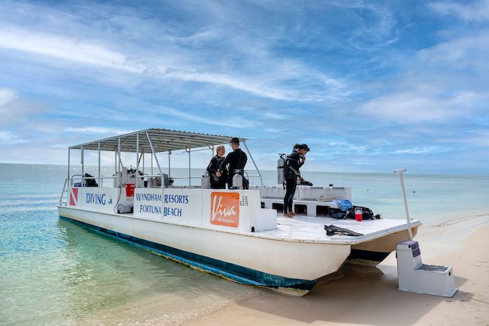 Viva Wyndham Fortuna Beach y Caradonna Adventures anuncian el paquete "Ultimate" de la Semana de Buceo de 2023 en el Ministerio de Turismo de Bahamas