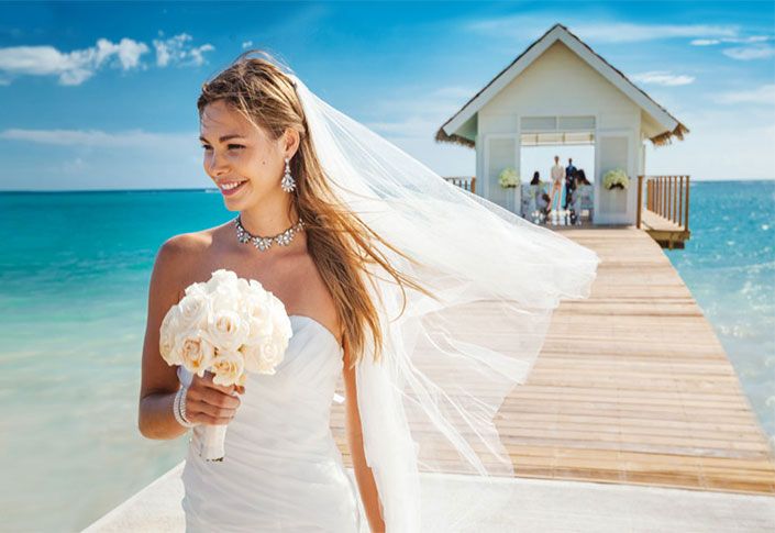 What makes Sandals 'Aisle to Isle' a must-sell for wedding clients?