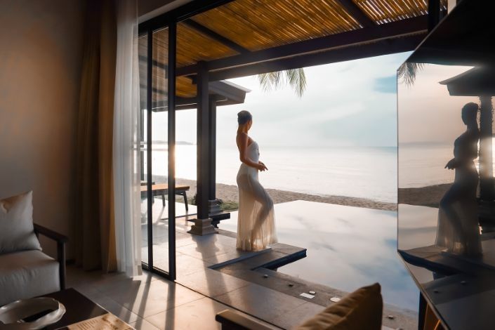 Barefoot luxury — Freedom and elegance by the shore