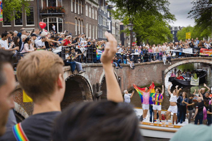 bookingcom-announces-the-pride-amsterdam-canal-sweet-weekend-5.png