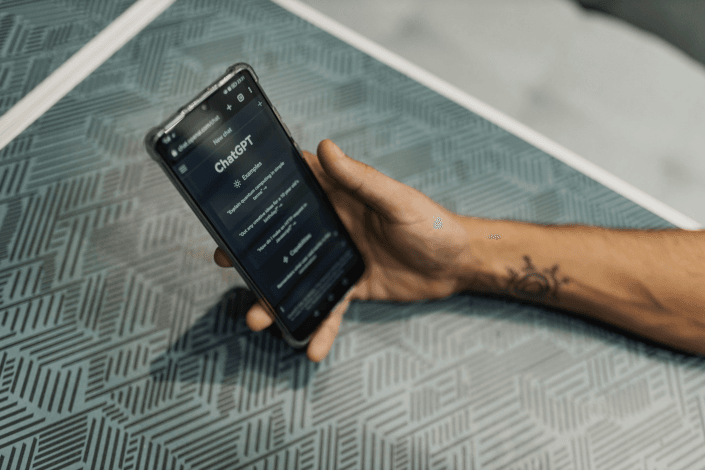 Booking.com simplifica el alquiler de autos con su app en ChatGPT