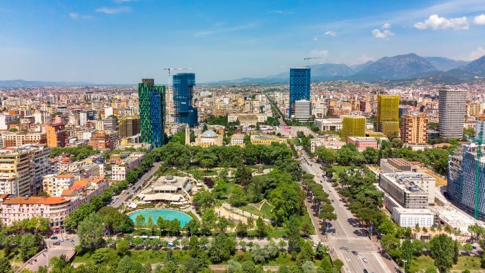 Tirana wird als lebendiges und erschwingliches Reiseziel in Europa vorgestellt