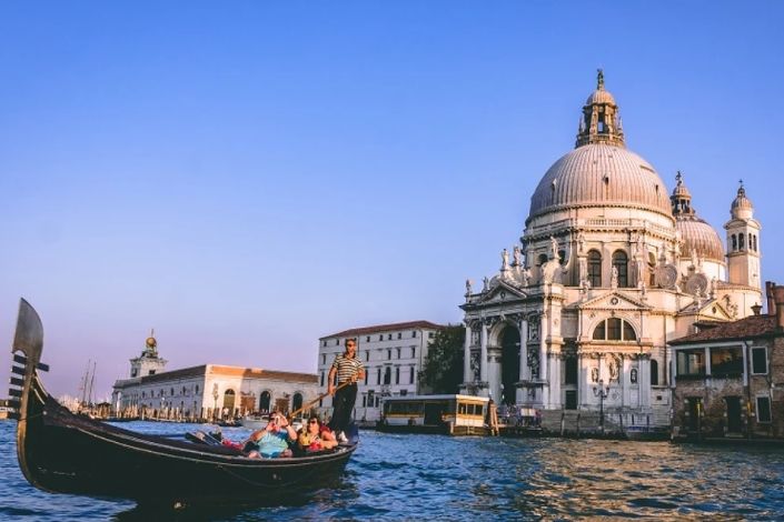 El turismo mundial genera 11.7 billones de dólares en 2026: el sector supera ya el 10% del PIB global