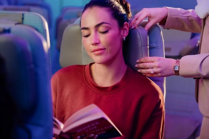 emirates-redefines-economy-class-journeys-world-first-u-dream-headrest-2.jpg
