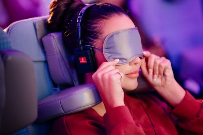 emirates-redefines-economy-class-journeys-world-first-u-dream-headrest-3.jpg