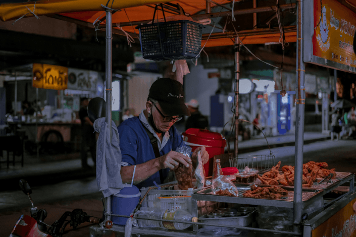 mercado-nocturno-de-kata-que-comer-comprar-y-ver-en-el-mercado-mas-vibrante-de-phuket (3).png