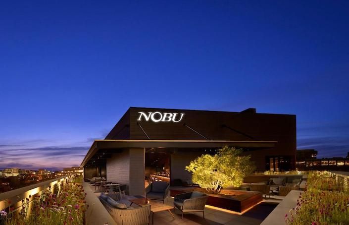 Nobu y RCD Hotels inauguran oficialmente la nueva propiedad Nobu Hotel Chicago con su tradicional ceremonia de sake.