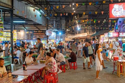Mercado Nocturno de Kata: Qué Comer, Comprar y Ver en el Vibrante Mercado de Phuket