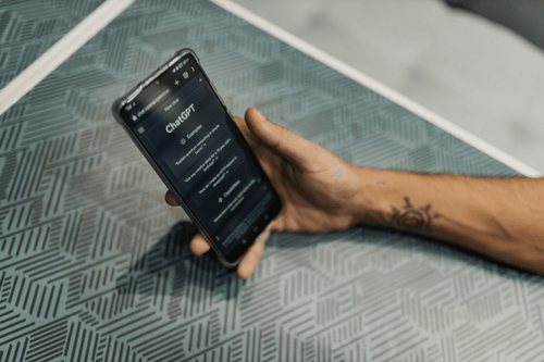 Booking.com simplifica el alquiler de autos con su app en ChatGPT