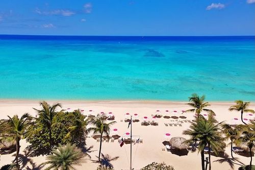 Caribbean Club Grand Cayman: Personalized beach experience. Everybody loves Shorty…