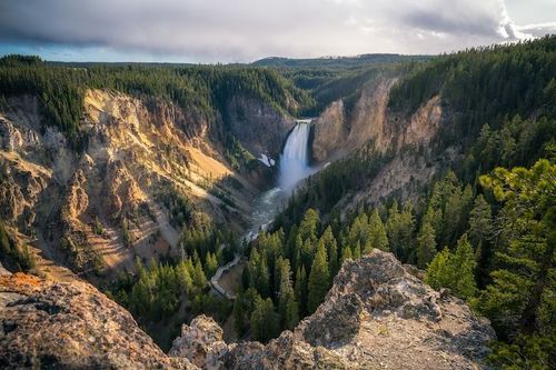China, Vietnam, Hong Kong & Yellowstone Tour Specials from Maplelux Holidays