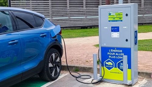 France: la voiture électrique de plus en plus utilisée pour partir en vacances