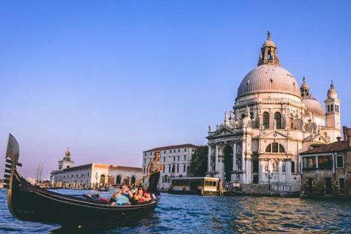 El turismo mundial genera 11.7 billones de dólares en 2026: el sector supera ya el 10% del PIB global