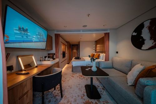 How much does it cost to live on a cruise ship?