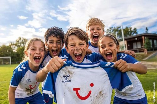 TUI startet Trikot-Aktion: 200 Jugend-Fußballteams erhalten neue Vereinsausstattung