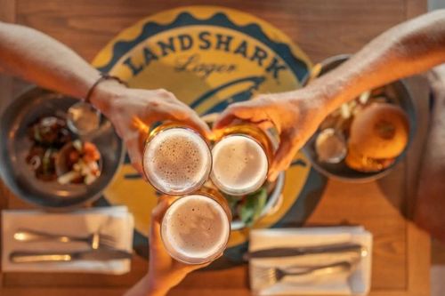¡Un triunfo dorado para Karisma y LandShark Lager!