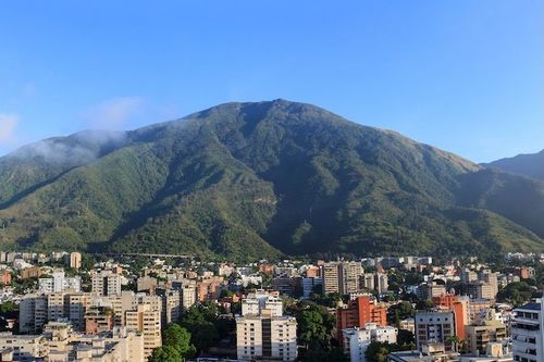 Venezuela’s main airport partially resumes commercial flights after deadly earthquakes