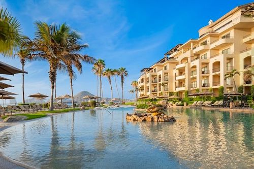Which all-inclusive resort in Cabo, Mexico, is ideal for a romantic getaway?