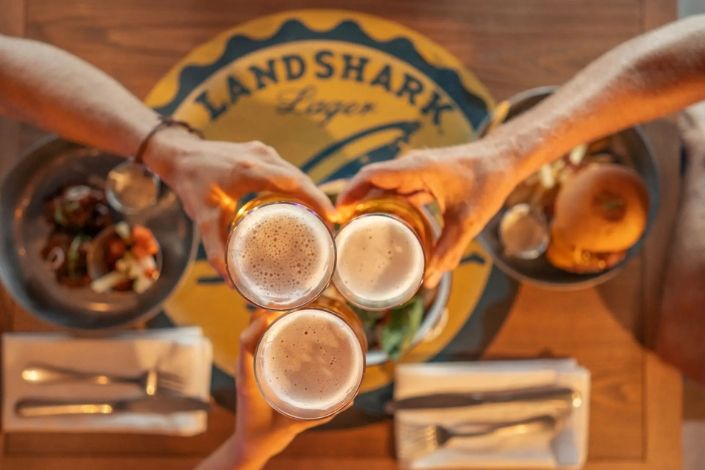 ¡Un triunfo dorado para Karisma y LandShark Lager!