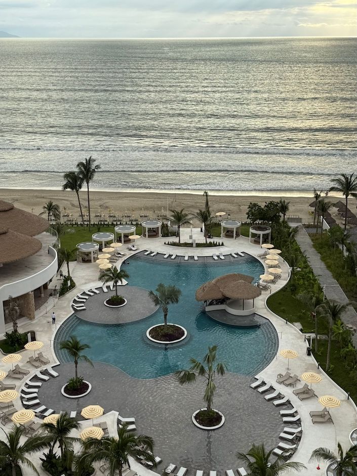 vista desde la habitacion piscina y playa.jpg