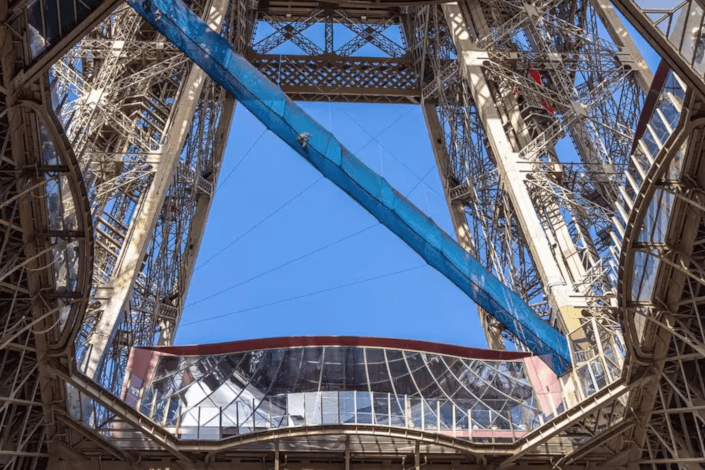 Vuelven a abrir el puente peatonal de la Torre Eiffel a 60 metros de altura: así puede subir