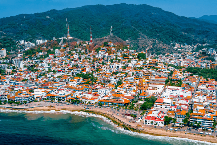 Which all-inclusive hotel in Puerto Vallarta is ideal for couples?